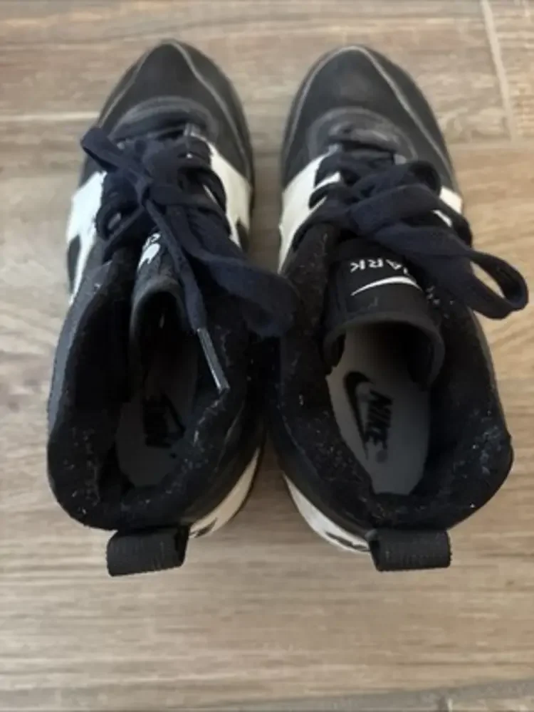 Nike Shark Veer cleats - W/ Box. Size 6.5‎